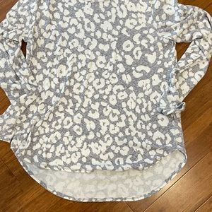 Old Navy - Cheetah / Leopard Print Grey & White Long Sleeve Top Sz Large NWOT